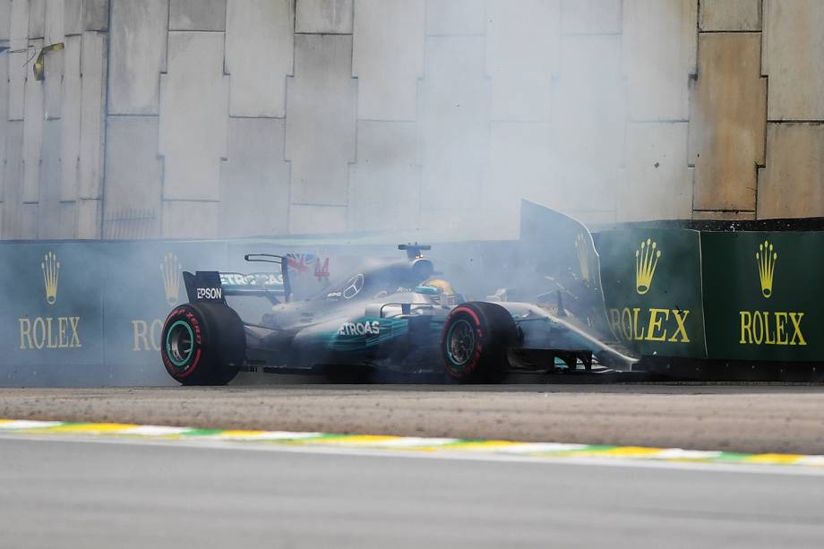 O piloto Lewis Hamilton, da Mercedes, sofre acidente durante segundo dia de treino livre para o Grande Prêmio do Brasil, no Autódromo de Interlagos - 11/11/2017