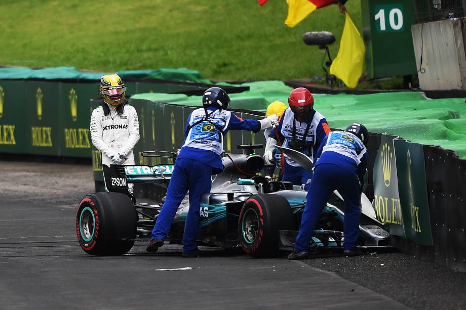 O piloto Lewis Hamilton, da Mercedes, sofre acidente durante segundo dia de treino livre para o Grande Prêmio do Brasil, no Autódromo de Interlagos - 11/11/2017