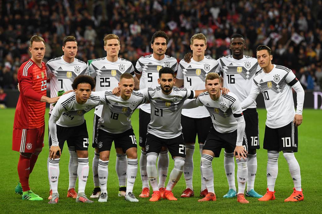 LONDON, ENGLAND - NOVEMBER 10: The Germany team line up for a team photo prior to the International friendly match between England and Germany at Wembley Stadium on November 10, 2017 in London, England. (Photo by Laurence Griffiths/Getty Images)