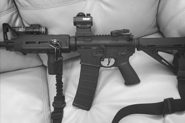 Atirador compartilhou foto de arma nas redes sociais. Atirador compartilhou foto de arma nas redes sociais.
