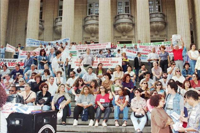Manifestação de protesto dos funcionários do Banerj contra a privatização do banco - 18/06/1997 Manifestação de protesto dos funcionários do Banerj contra a privatização do banco - 18/06/1997