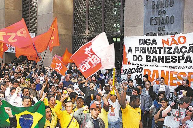 Bancários agitam bandeiras durante protesto contra a privatização do Banespa, no centro de São Paulo Bancários agitam bandeiras durante protesto contra a privatização do Banespa, no centro de São Paulo