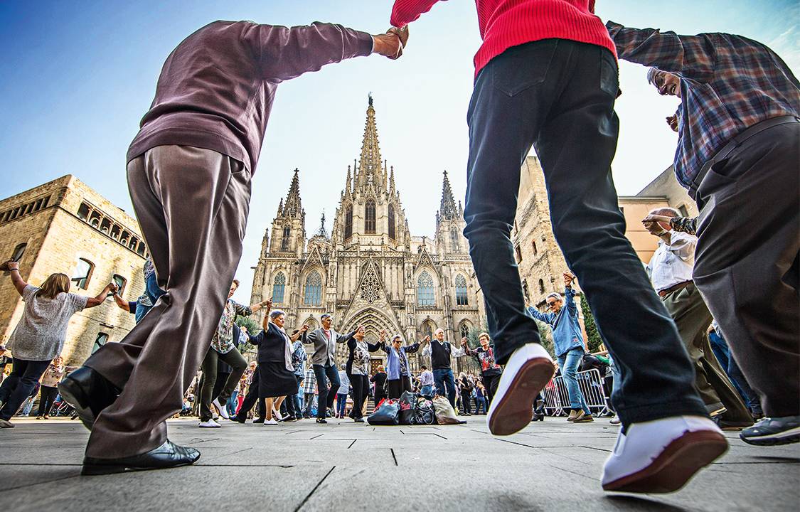 Barcelona 30/10/2017 - Cenas da cidade de Barcelona para matéria especial sobre a identidade catalã e independência da Catalunha. Na foto cenas do tradicional evento de dança catalã Sarbanes al pla de la Catedral, na frente da catedral de Barcelona. Foto Jonne Roriz