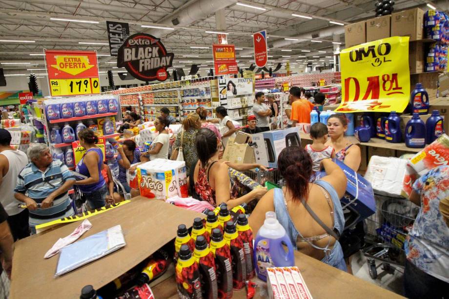 Movimentação de consumidores durante a Black Friday no hipermercado Extra no Centro do Recife, Pernambuco - 24/11/2017