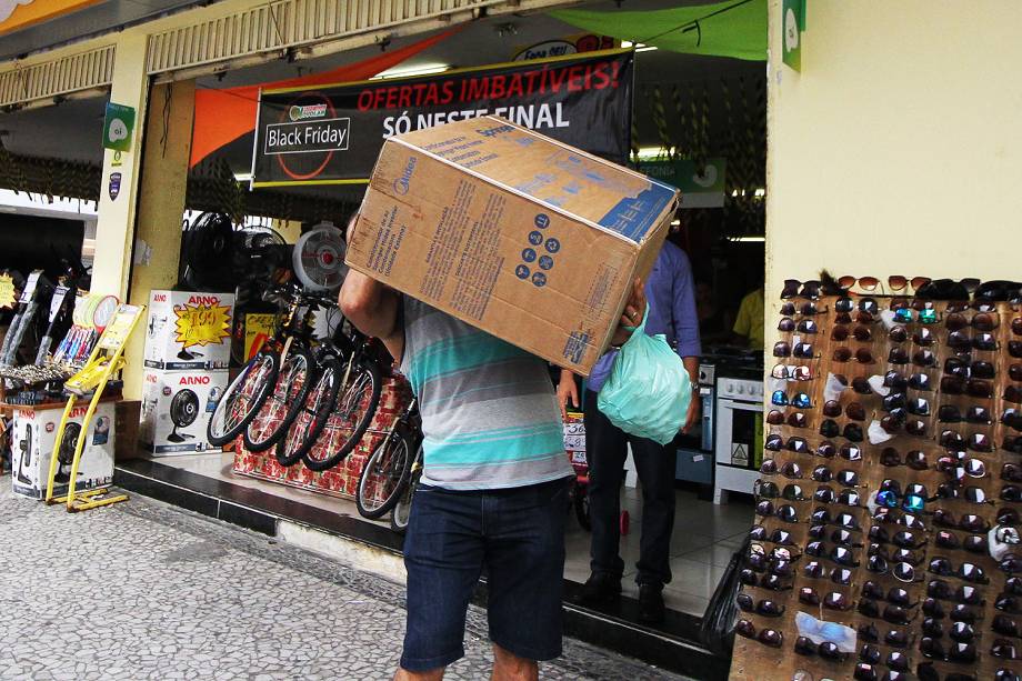 Movimentação no comércio com promoções da Black Friday, no centro do Recife (PE) - 23/11/2017