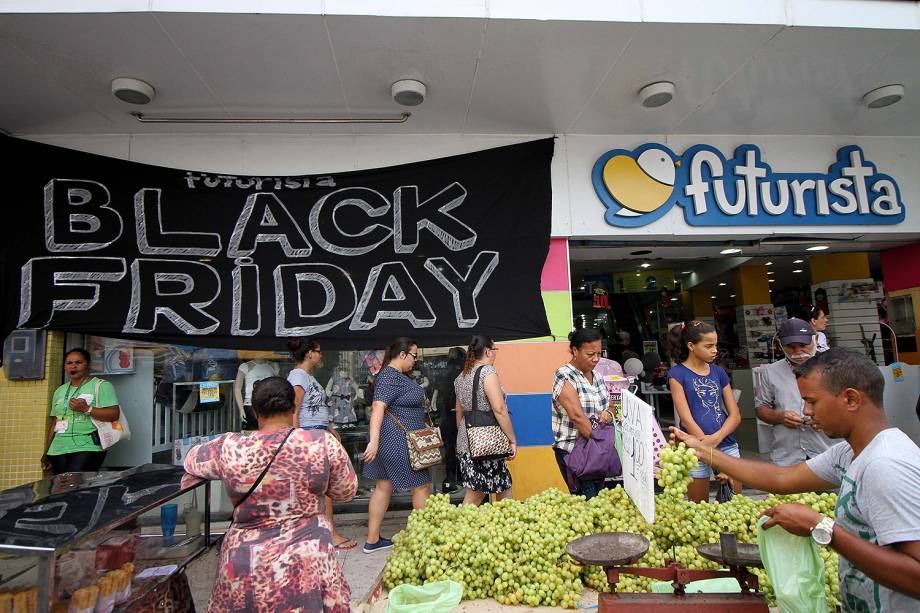 Movimentação no comércio com promoções da Black Friday, no centro do Recife (PE) - 23/11/2017