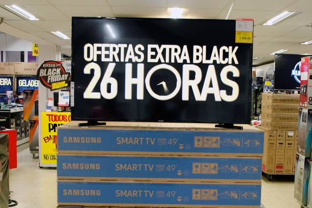 Anúncios de promoção em uma das lojas dos Hipermercados Extra, no Rio de Janeiro. Grandes redes do varejo vão ampliar o horário de atendimento durante a Black Friday - 23/11/2017 Anúncios de promoção em uma das lojas dos Hipermercados Extra, no Rio de Janeiro. Grandes redes do varejo vão ampliar o horário de atendimento durante a Black Friday - 23/11/2017