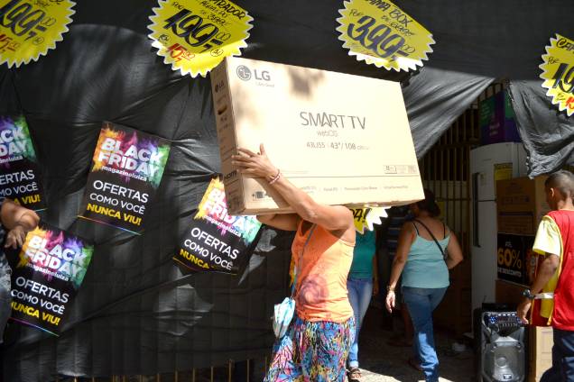 Movimentação de consumidores durante as promoções da Black Friday, no comércio do Centro de Salvador (BA) - 24/11/2017 Movimentação de consumidores durante as promoções da Black Friday, no comércio do Centro de Salvador (BA) - 24/11/2017