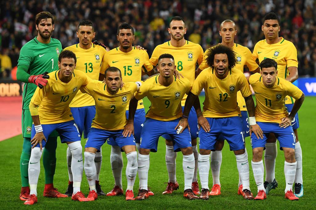 LONDON, ENGLAND - NOVEMBER 14: The Brazil team line up prior to the international friendly match between England and Brazil at Wembley Stadium on November 14, 2017 in London, England. (Photo by Laurence Griffiths/Getty Images)