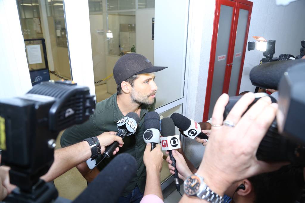 Bruno Gagliasso na delegacia - Queixa por racismo contra Titi