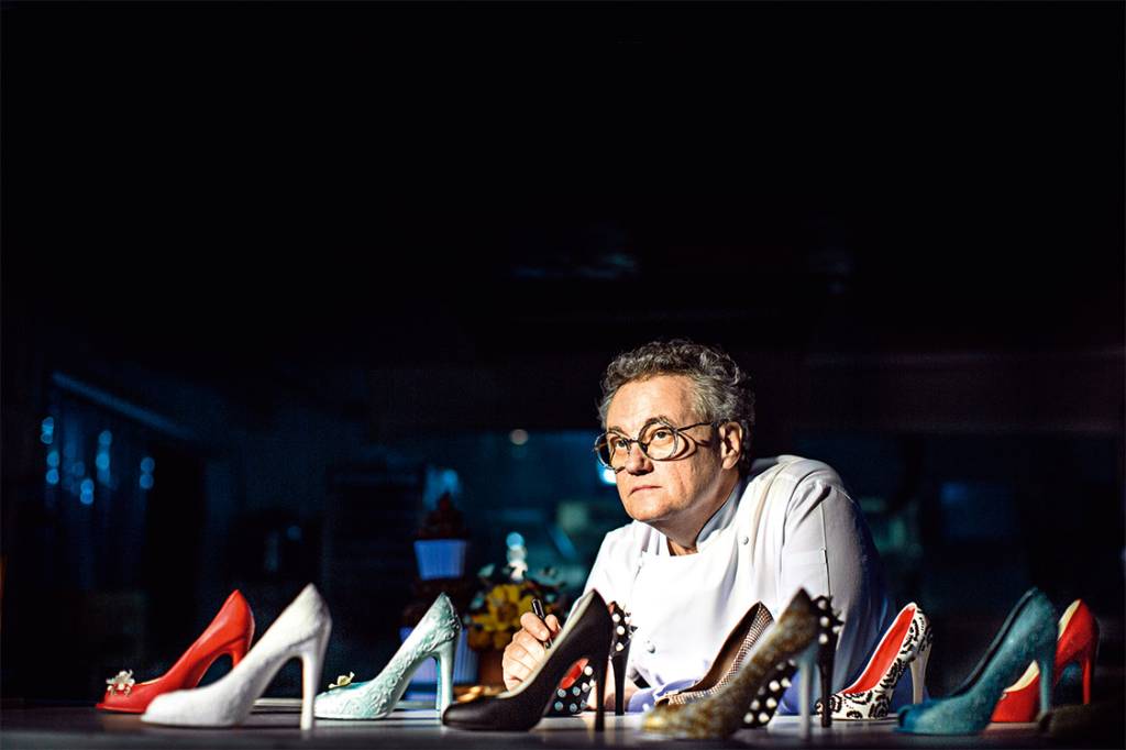 Sapatos de comer – A família do confeiteiro Christian Escribà, de 55 anos, ocupa um prédio na Gran Via de les Corts Catalanes desde 1906 com seu negócio, hoje nas mãos dele e da mulher, a confeiteira brasileira Patricia Schmidt. Ele vê a identidade catalã na riqueza de quitutes servidos em dias especiais, cujo valor está na magia da efemeridade. A criatividade é outra marca: “Este é um país surrealista. O arquiteto Antoni Gaudí deve ter sido confeiteiro, parece que a Casa Batlló foi feita com saco de confeitaria”. Ele ri ao explicar a origem da criatividade: “Dizem que é pela tramontana, o vento”