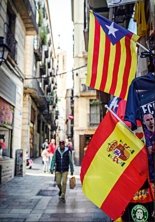 Disputa – Em Barcelona, bandeiras usadas pelos independentistas (com a estrela em fundo azul) e unionistas