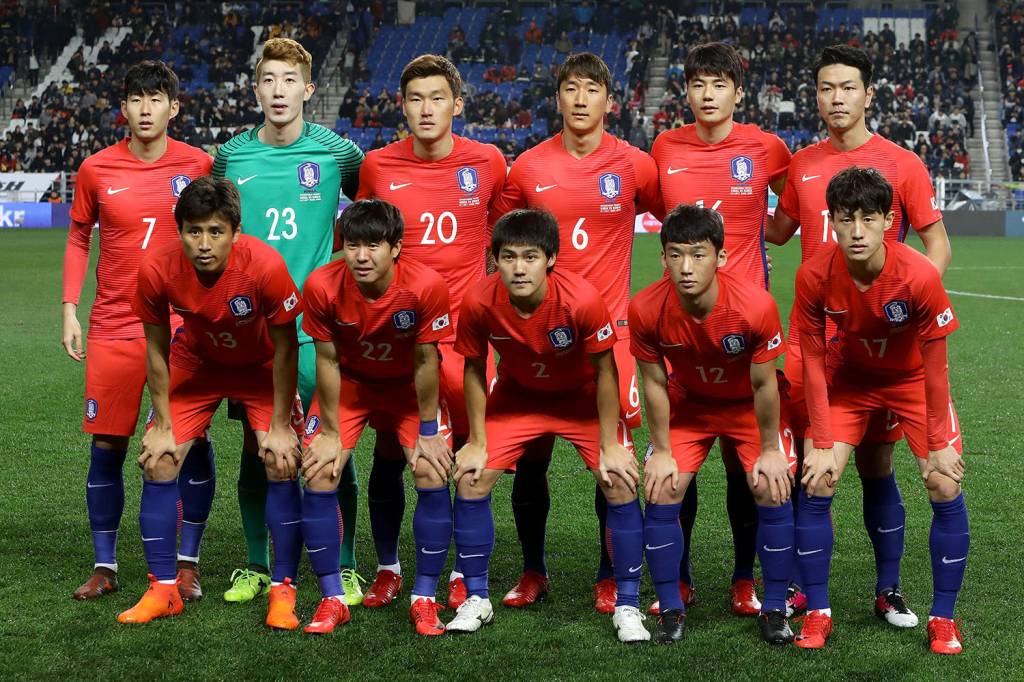 ULSAN, SOUTH KOREA - NOVEMBER 14: The South Korean team pose during the international friendly match between South Korea and Serbia at Ulsan World Cup Stadium on November 14, 2017 in Ulsan, South Korea. (Photo by Chung Sung-Jun/Getty Images)