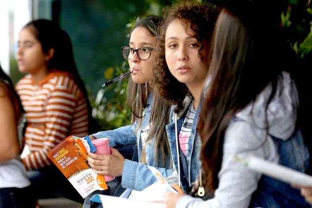Estudantes aproveitam minutos antes do início da prova do ENEM para estudar, em frente aos portões da UNIP Vergueiro, em São Paulo Estudantes aproveitam minutos antes do início da prova do ENEM para estudar, em frente aos portões da UNIP Vergueiro, em São Paulo