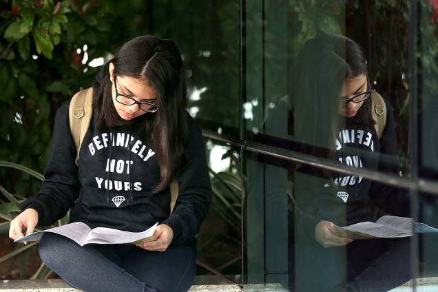 Estudantes aproveitam minutos antes do início da prova do ENEM para estudar, em frente aos portões da UNIP Vergueiro, em São Paulo Estudantes aproveitam minutos antes do início da prova do ENEM para estudar, em frente aos portões da UNIP Vergueiro, em São Paulo