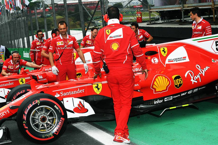 Movimentação nos boxes do GP do Brasil, no Autódromo de Interlagos