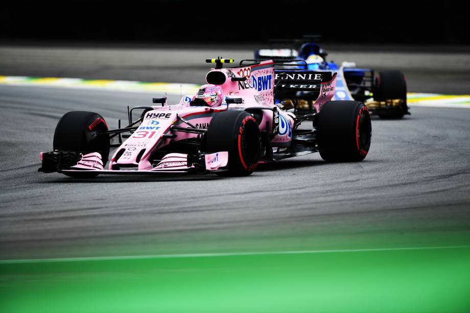 O piloto francês Esteban Ocon, da Force India, durante segundo dia de treino livre para o Grande Prêmio do Brasil, no Autódromo de Interlagos - 11/11/2017