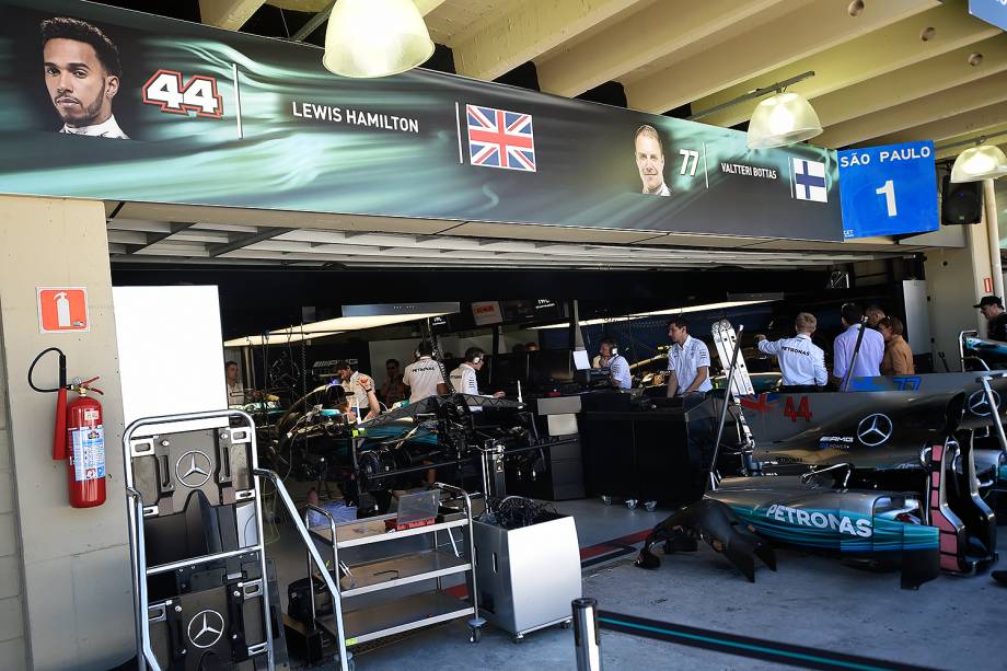 Equipe da Mercedes antes da largada do GP do Brasil, no Autódromo de Interlagos