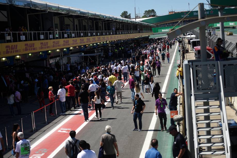 Movimentação nos boxes antes da largada do GP do Brasil, no Autódromo de Interlagos