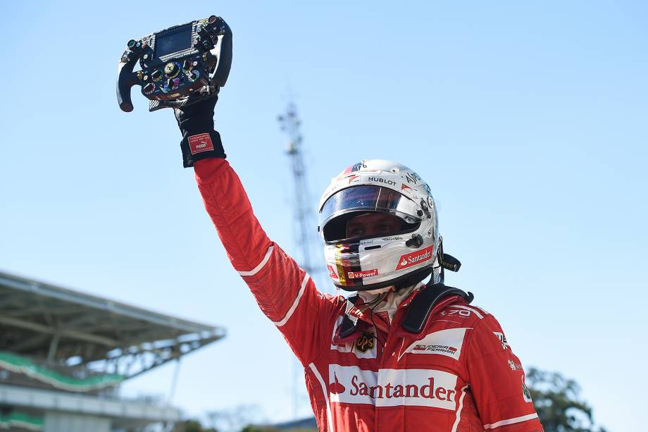 O piloto alemão Sebastian Vettel, da Ferrari, comemora sua vitória no Grande Prêmio do Brasil de Fórmula 1 , no Autódromo de Interlagos