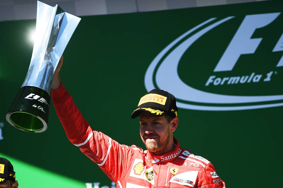 O piloto alemão Sebastian Vettel, da Ferrari, comemora sua vitória no Grande Prêmio do Brasil de Fórmula 1 , no Autódromo de Interlagos