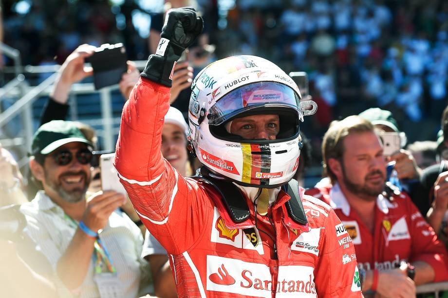 O piloto alemão Sebastian Vettel, da Ferrari, comemora sua vitória no Grande Prêmio do Brasil de Fórmula 1 , no Autódromo de Interlagos