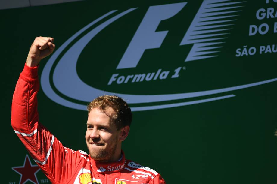 O piloto alemão Sebastian Vettel, da Ferrari, comemora sua vitória no Grande Prêmio do Brasil de Fórmula 1 , no Autódromo de Interlagos