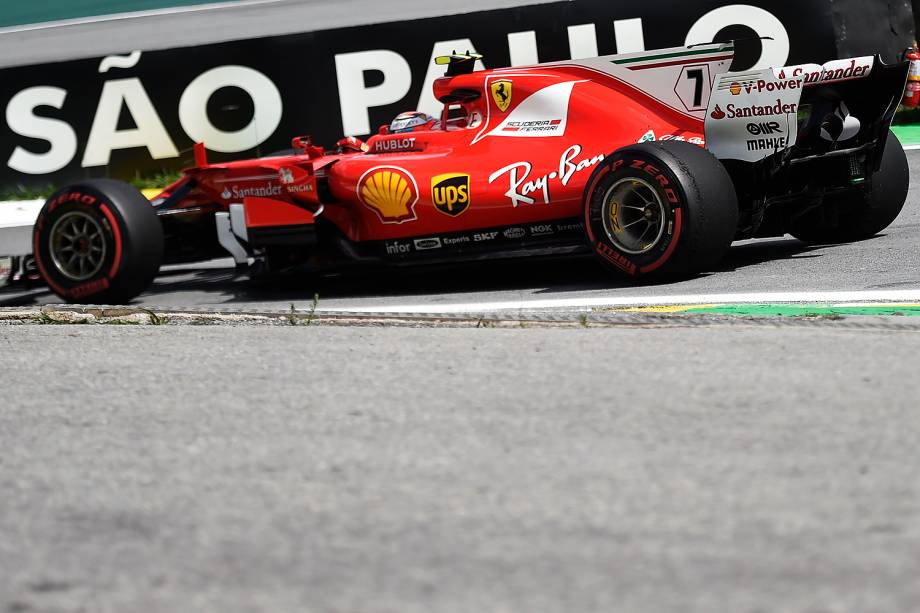 O piloto finlandês Kimi Räikkönen, da Ferrari, durante primeiro dia de treino livre para o Grande Prêmio do Brasil em Interlagos - 10/11/2017