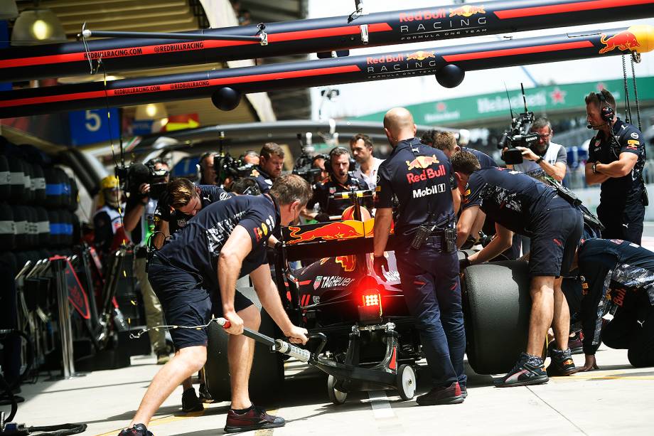 O piloto Max Verstappen, da Red Bull Racing, durante primeiro dia de treino livre para o Grande Prêmio do Brasil em Interlagos - 10/11/2017