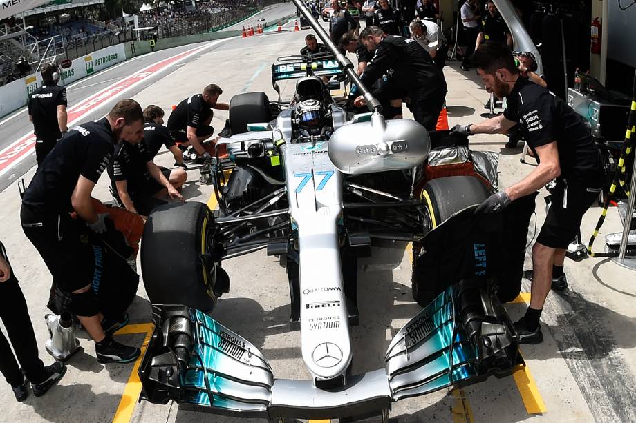 O piloto finlandês Valtteri Bottas da Mercedes durante primeiro dia de treino livre para o Grande Prêmio do Brasil em Interlagos - 10/11/2017