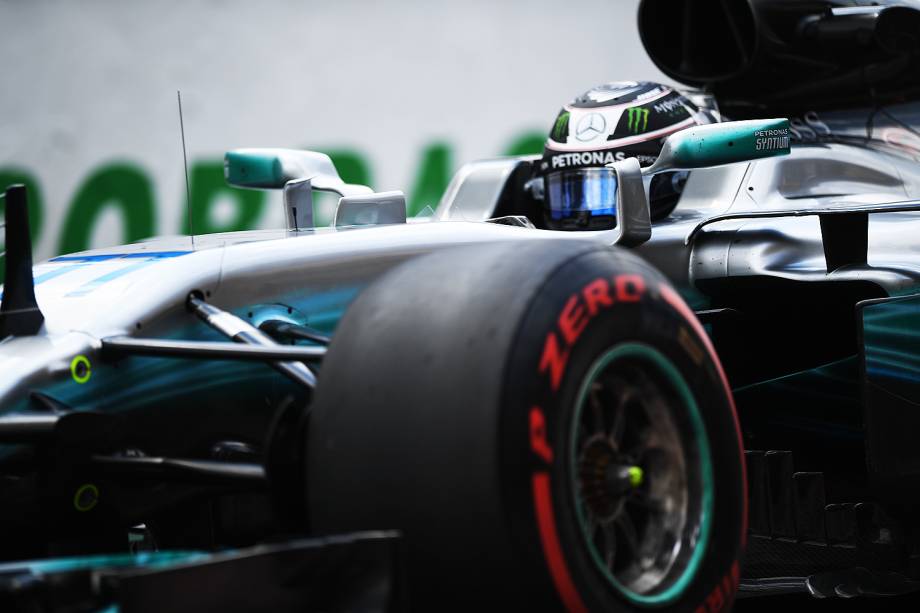 O piloto finlandês Valtteri Bottas da Mercedes durante primeiro dia de treino livre para o Grande Prêmio do Brasil em Interlagos - 10/11/2017