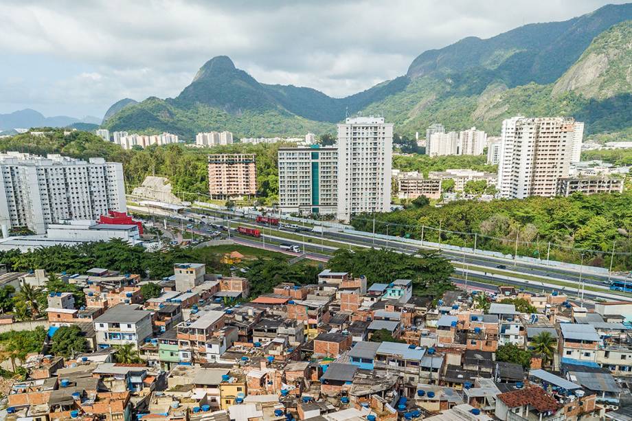 Legado dos jogos - Favela cresce ao lado dos prédios da Vila Olímpica, no Rio Legado dos jogos - Favela cresce ao lado dos prédios da Vila Olímpica, no Rio