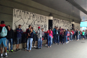 Fila em frente a loja das Casas Bahia