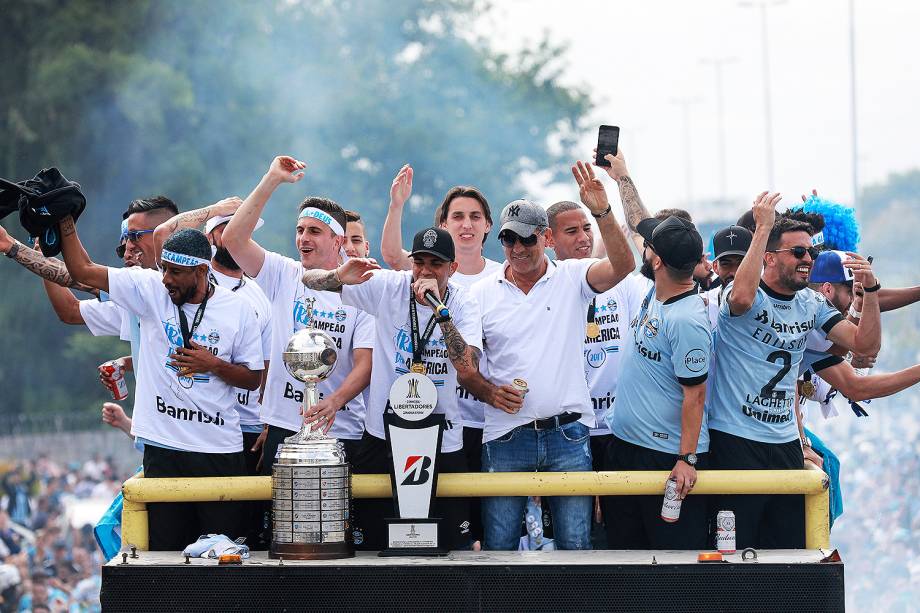 O técnico Renato Gaúcho exibe a taça do tri da Libertadores durante carreata do Grêmio pelas ruas de Porto Alegre - 30/11/2017