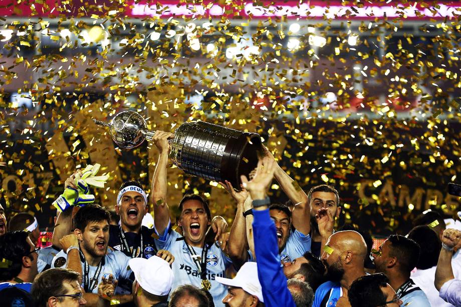 Jogadores do Grêmio levantam a taça da Copa Libertadores da América, após vencerem o Lanús, na Argentina  - 29/11/2017