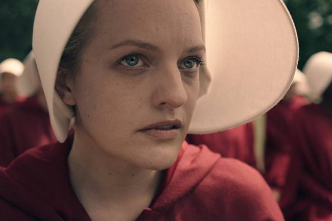 Elisabeth Moss como Offred em 'The Handmaid's Tale'