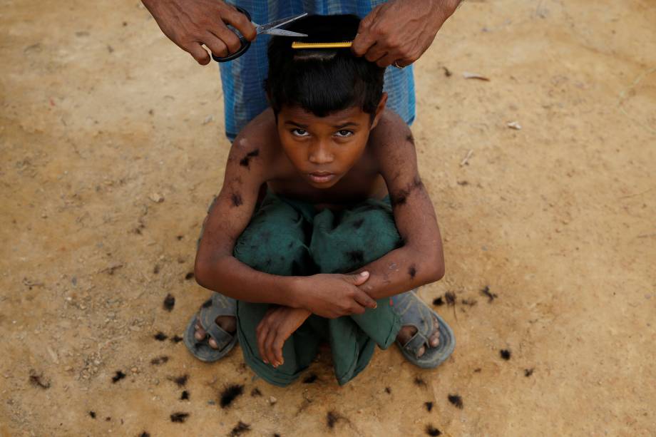 Um garoto refugiado rohingya corta os cabelos de maneira improvisada no acampamento de Cox's Bazar, no Bangladesh - 15/11/2017