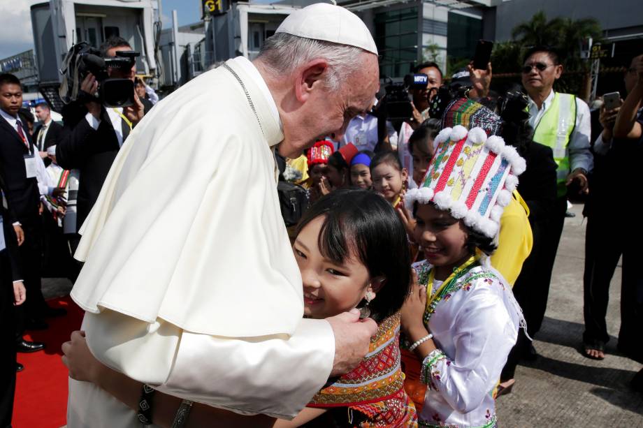 Crianças abraçam o papa Francisco na chegada do líder dos católicos ao Aeroporto Internacional de Yangon, Mianmar - 27/11/2017