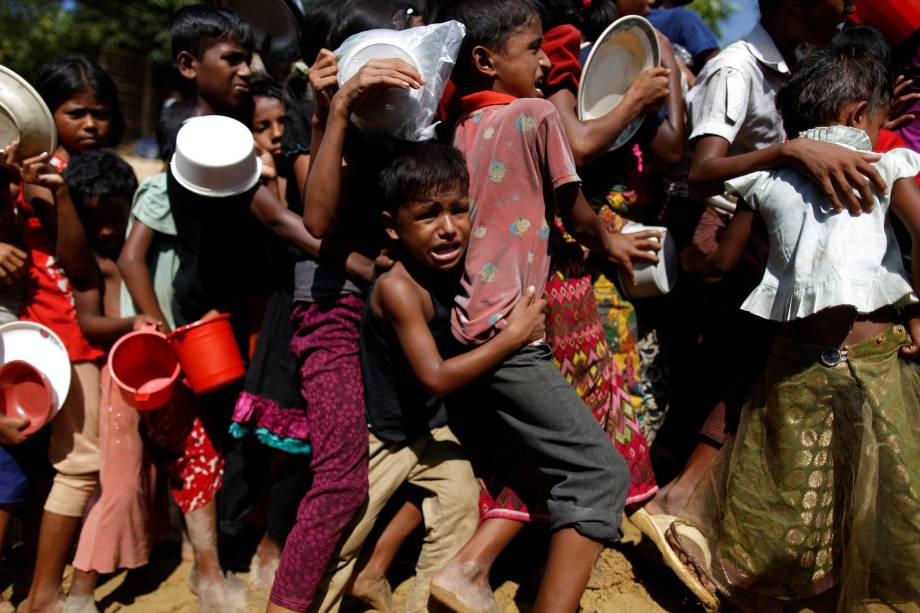 O refugiado rohingya Rahim Ullah, 5, é fotografado enquanto chora na fila para receber alimento no centro de distribuição Palongkhali, no acampamento de Cox's Bazar, no Bangladesh - 07/11/2017