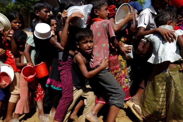 O refugiado rohingya Rahim Ullah, 5, é fotografado enquanto chora na fila para receber alimento no centro de distribuição Palongkhali, no acampamento de Cox's Bazar, no Bangladesh - 07/11/2017 O refugiado rohingya Rahim Ullah, 5, é fotografado enquanto chora na fila para receber alimento no centro de distribuição Palongkhali, no acampamento de Cox's Bazar, no Bangladesh - 07/11/2017