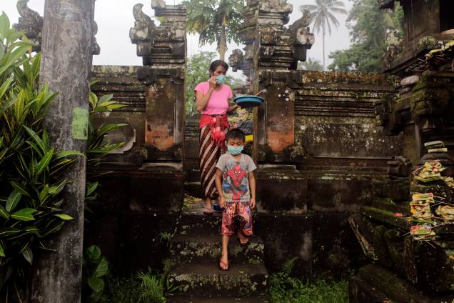 Aldeões caminham para orar perto de seu abrigo devido à erupção do Monte Agung em Karangasem, na ilha de Bali, na Indonésia - 27/11/2017 Aldeões caminham para orar perto de seu abrigo devido à erupção do Monte Agung em Karangasem, na ilha de Bali, na Indonésia - 27/11/2017