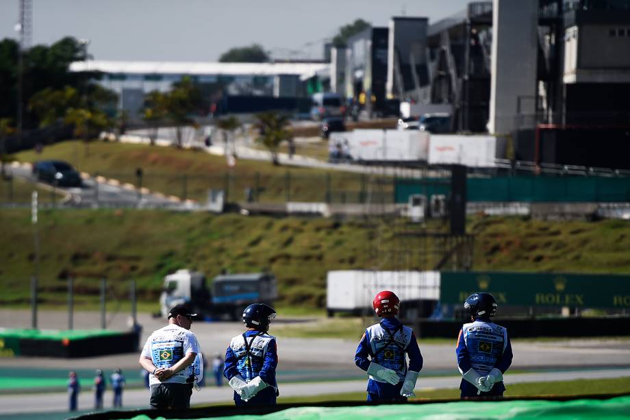 Movimentação no Autódromo de Interlagos antes do início da corrida, para o Grande Prêmio do Brasil de Fórmula 1