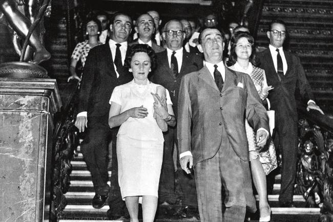 Brasil, Rio de Janeiro, RJ, 22/04/1960. O presidente da República, Juscelino Kubtschek (D), ao lado da primeira-dama Sarah Kubtschek, desce as escadas do Palácio do Catete, em sua despedida da antiga sede do governo, na cidade do Rio de Janeiro. Foto: Arquivo/AE Pasta: 48701