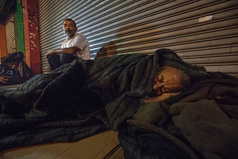Indigência - Sem a proteção do Estado nem da família, só resta a calçada Indigência - Sem a proteção do Estado nem da família, só resta a calçada