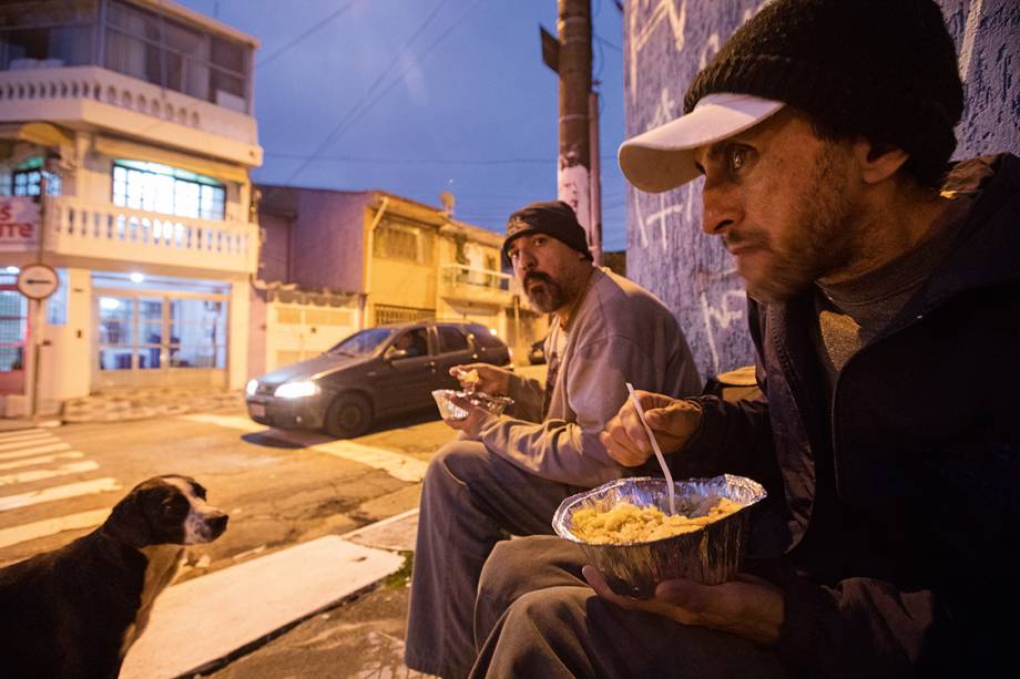 Ajuda - A cada sábado, a ONG Anjos da Noite distribui 800 marmitas