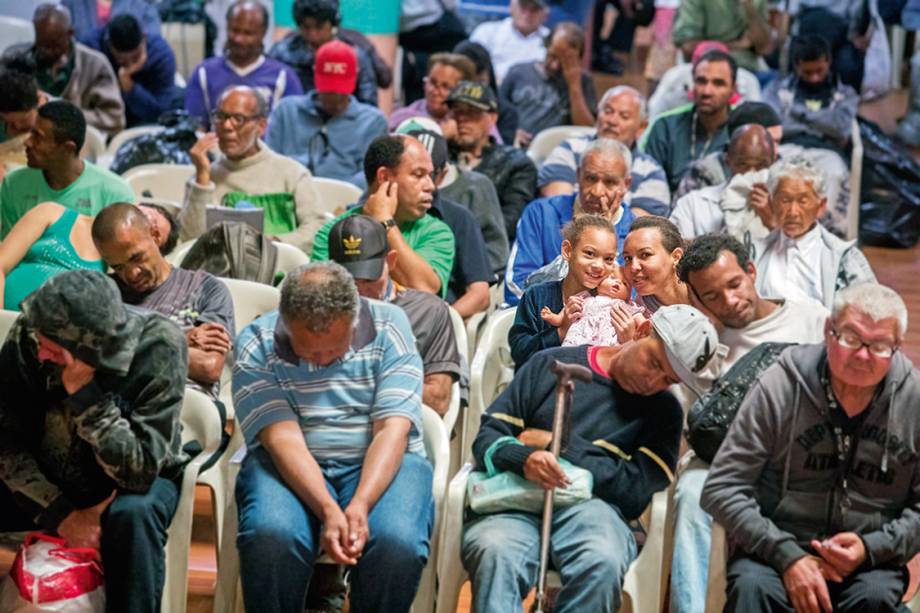 Caridade - Em São Paulo, centenas fazem as refeições no Convento São Francisco Caridade - Em São Paulo, centenas fazem as refeições no Convento São Francisco