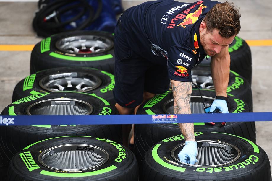 Movimentação no Autódromo de Interlagos antes do início dos treinos para o Grande Prêmio do Brasil de Fórmula 1