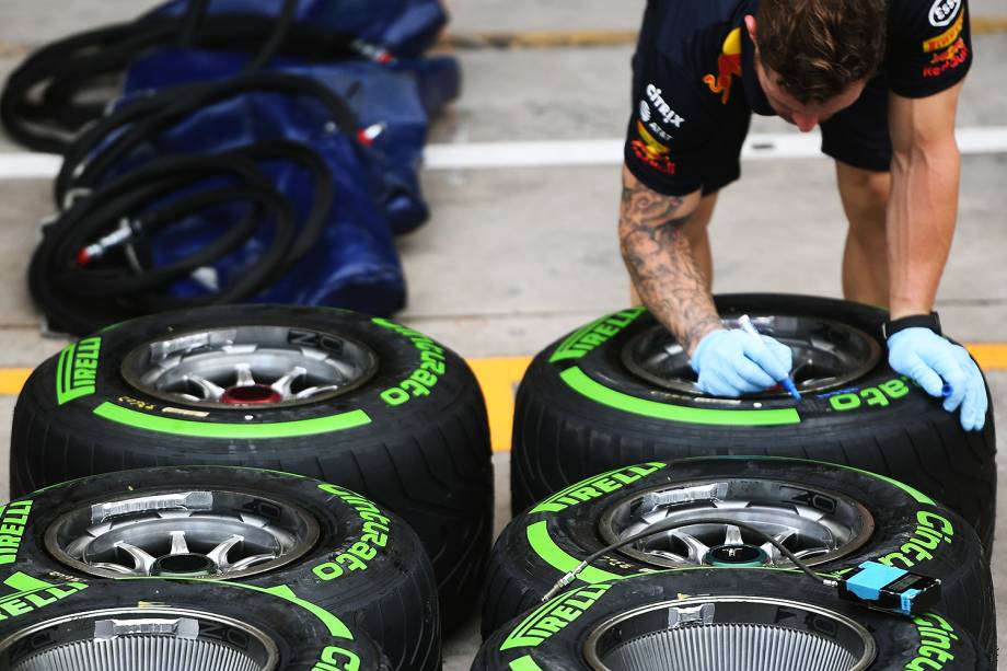 Movimentação no Autódromo de Interlagos antes do início dos treinos para o Grande Prêmio do Brasil de Fórmula 1