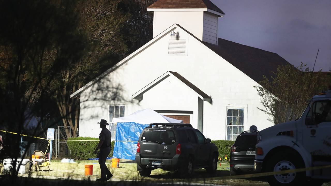 Policiais isolam a Primeira Igreja Batista de Sutherland Springs, no estado americano do Texas, após atirador matar 26 pessoas e ferir 20 no local - 06/11/2017