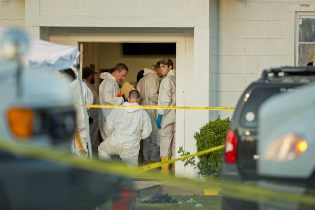 Policiais e peritos isolam área onde atirador abriu fogo e matou ao menos 26 pessoas na Primeira Igreja Batista em Sutherland Springs, no estado americano do Texas - 05/11/2017 Policiais e peritos isolam área onde atirador abriu fogo e matou ao menos 26 pessoas na Primeira Igreja Batista em Sutherland Springs, no estado americano do Texas - 05/11/2017